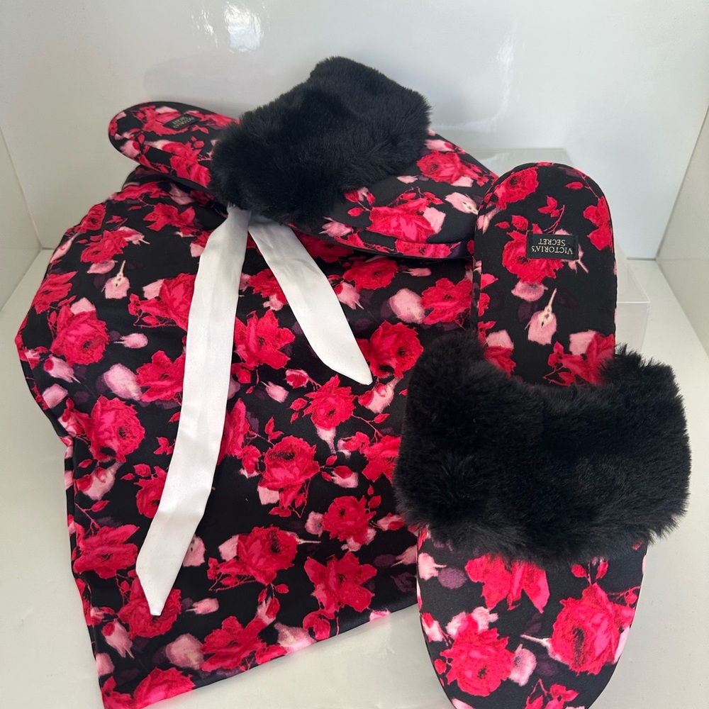 🔥BUNDLE ME🔥NWOT Victoria Secret Floral Satin & Faux Fur Slippers